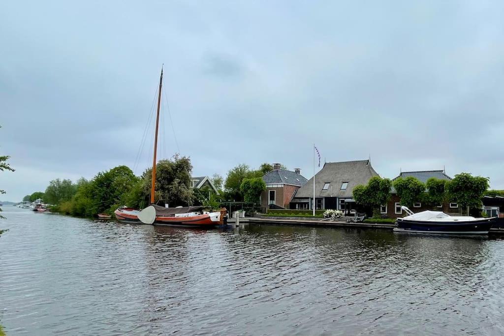 Puur Eastermar - Monumentaal, Authentiek En Luxe Koetshuis Aan Open Vaarwater Met Jacuzzi En Sauna Oostermeer 外观 照片