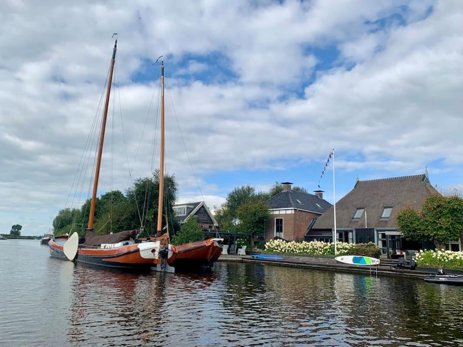 Puur Eastermar - Monumentaal, Authentiek En Luxe Koetshuis Aan Open Vaarwater Met Jacuzzi En Sauna Oostermeer 外观 照片