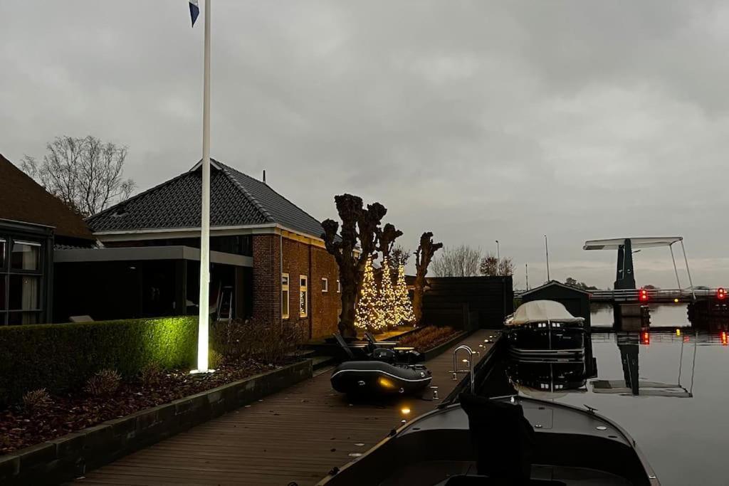 Puur Eastermar - Monumentaal, Authentiek En Luxe Koetshuis Aan Open Vaarwater Met Jacuzzi En Sauna Oostermeer 外观 照片