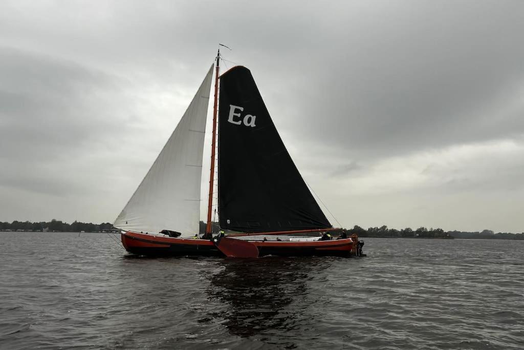 Puur Eastermar - Monumentaal, Authentiek En Luxe Koetshuis Aan Open Vaarwater Met Jacuzzi En Sauna Oostermeer 外观 照片
