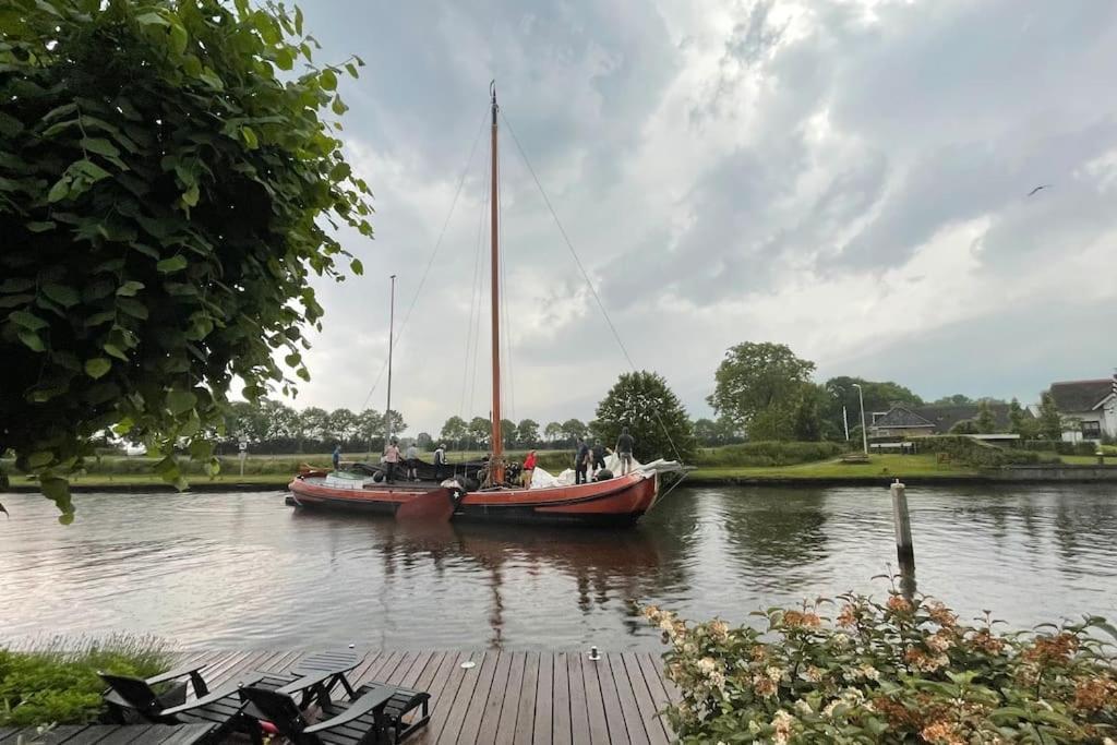 Puur Eastermar - Monumentaal, Authentiek En Luxe Koetshuis Aan Open Vaarwater Met Jacuzzi En Sauna Oostermeer 外观 照片