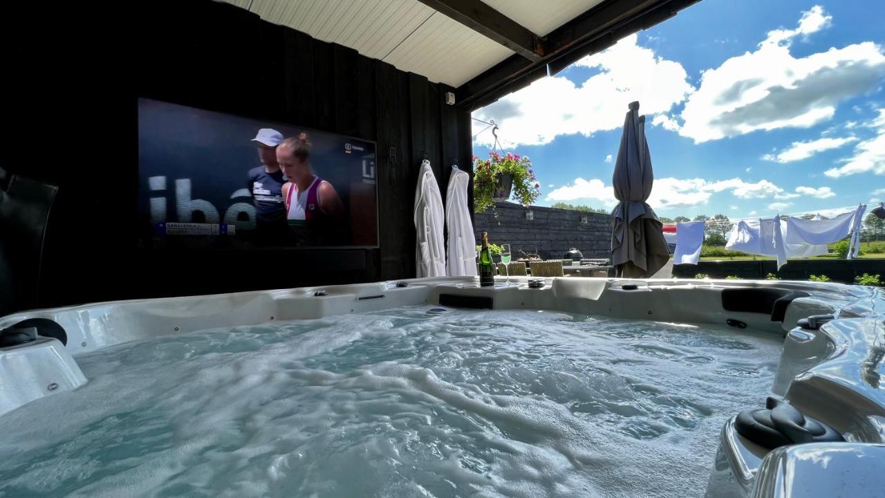Puur Eastermar - Monumentaal, Authentiek En Luxe Koetshuis Aan Open Vaarwater Met Jacuzzi En Sauna Oostermeer 外观 照片